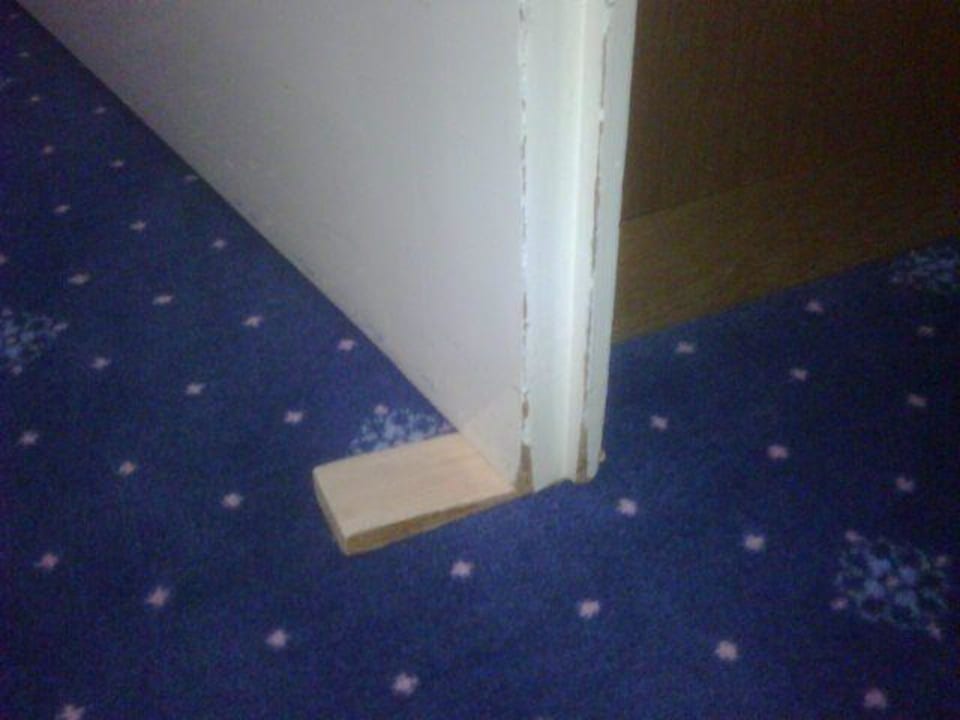 Tür mit Holzkeil Hotel Carmen Dolomites