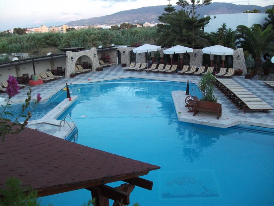 Pool von oben Gaia Garden Hotel