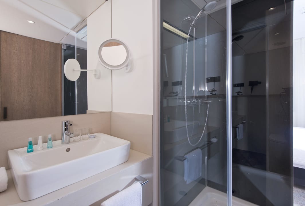 Bad mit Dusche in der Standardkategorie SORAT Hotel Saxx Nürnberg
