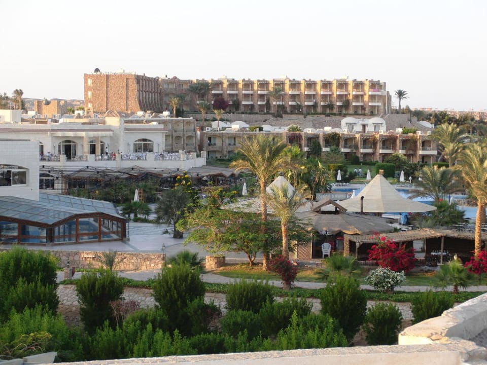 Widok na ogród i restaurację Brayka Bay Resort