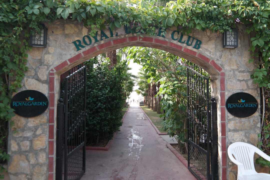 Weg zum Hotelstrand Hotel Royal Garden Beach