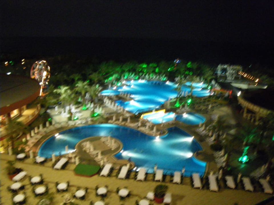 Poolanlage bei Nacht von Zimmer 5108 Hotel Delphin Palace