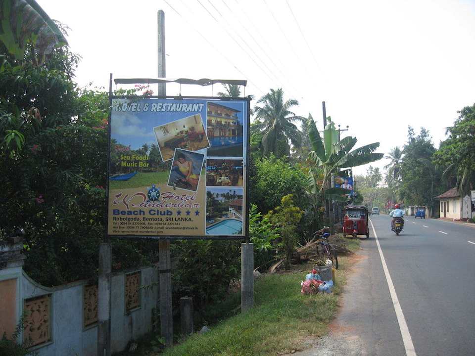 Straße vor dem Hotel Wunderbar Beach Club Hotel