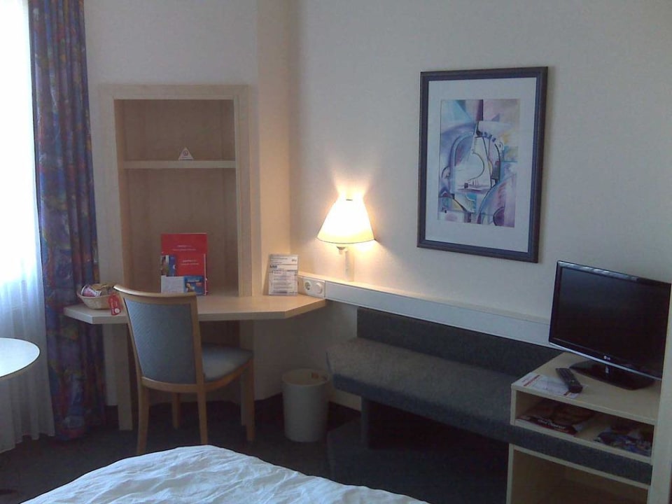 Blick zur Arbeitsecke und TV IntercityHotel Kassel