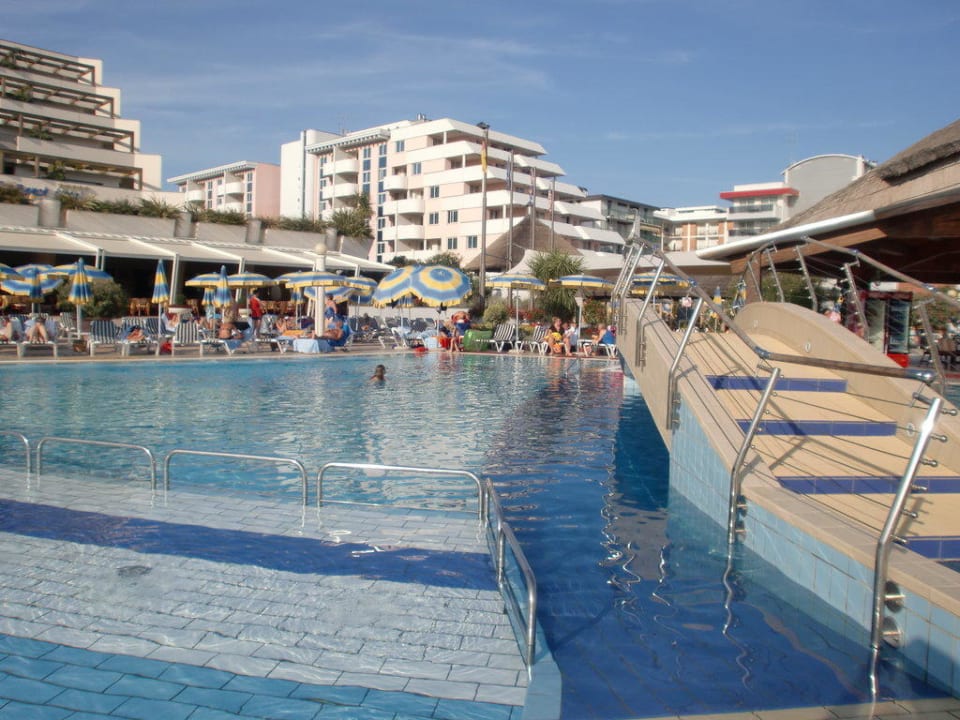 Poolanlage vom Savoy Aparthotel Holiday