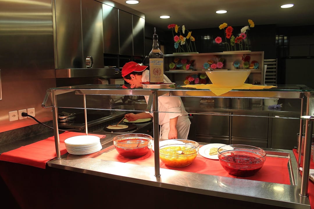 Einer der Laudinella-Patissiers bei der Arbeit Hotel Laudinella