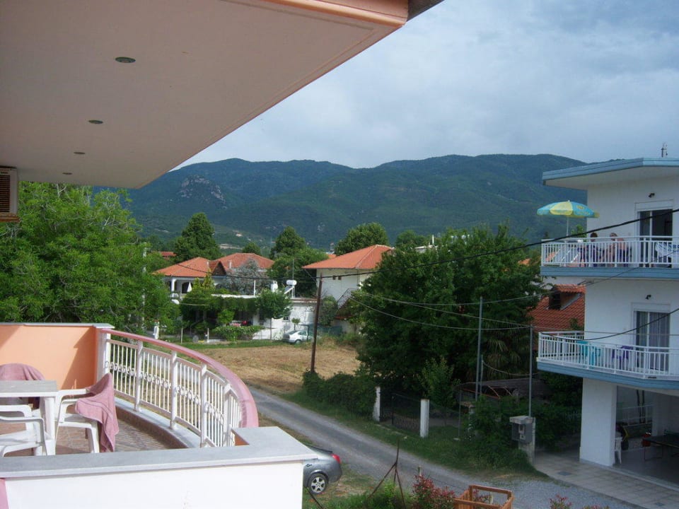 Ausblick auf die Berge im Hintergrund PENSION DELFINI