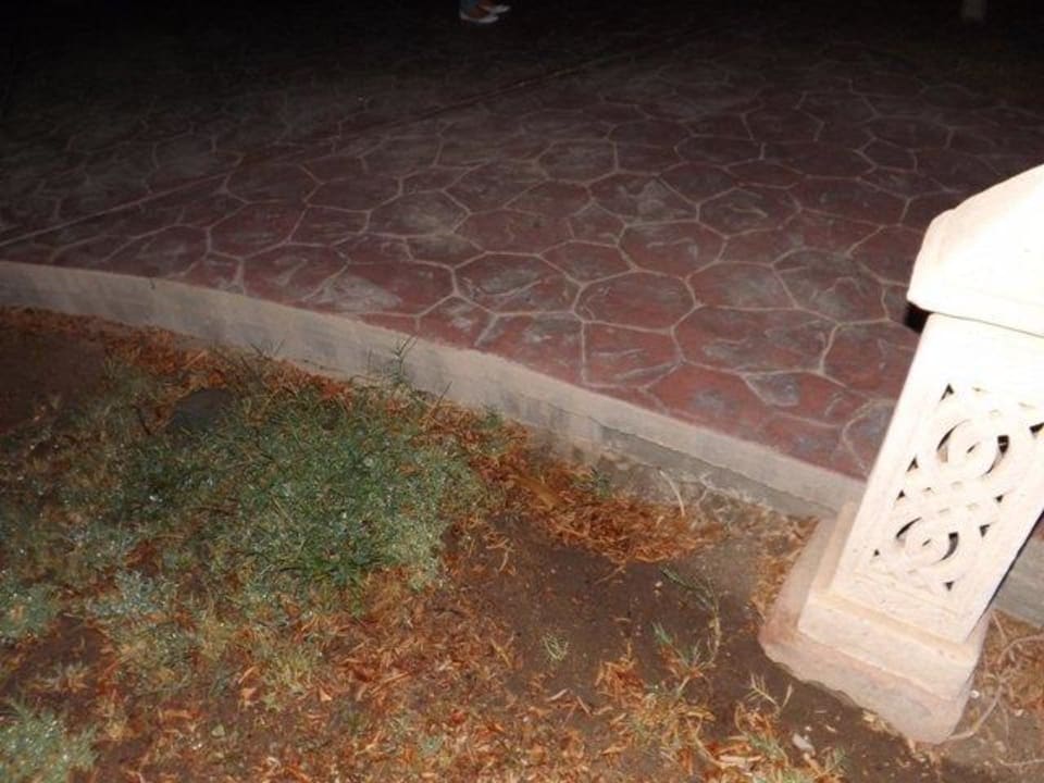 Sehr dunkel Nichts beleuchtet Absturzgefahr  Lotus Bay Beach Resort