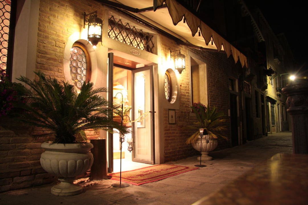 Eingang am Abend Hotel Ai Mori D'Oriente