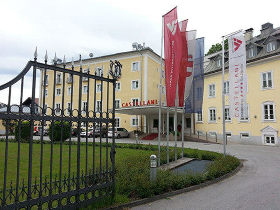 Einfahrt zum Hotel ARCOTEL Castellani Salzburg