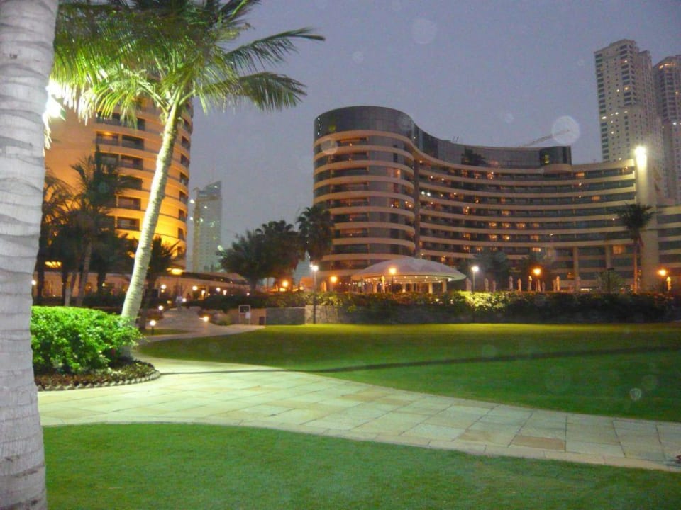Das Hotel bei Nacht Le Royal Méridien Beach Resort & Spa Dubai