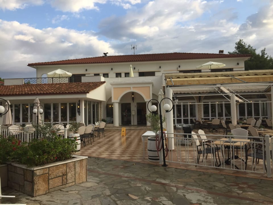 Eingang zum Essensraum Hotel Chrousso Village