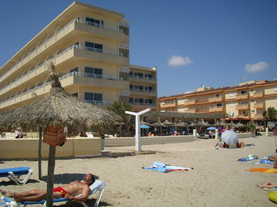 Blick vom Strand auf das Hotel The Sea Hotel by Grupotel - Adults only