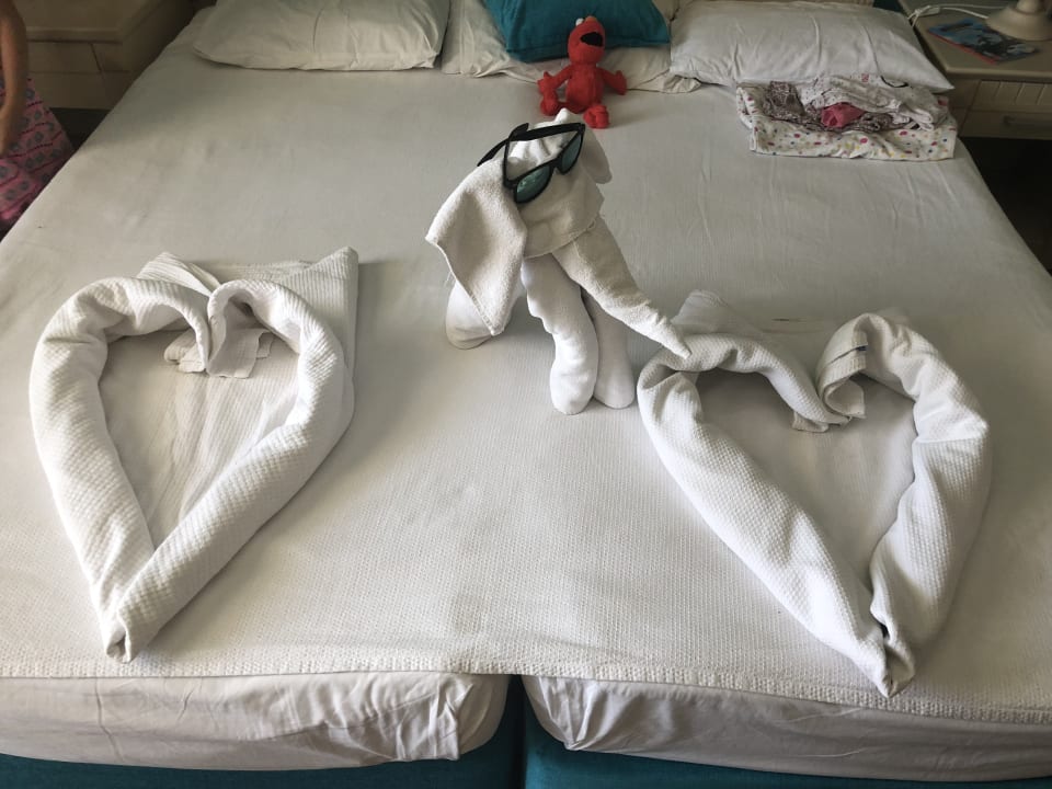 Tägliche Aufmerksamkeit der Zimmermädchen  Club Turtas Beach Hotel