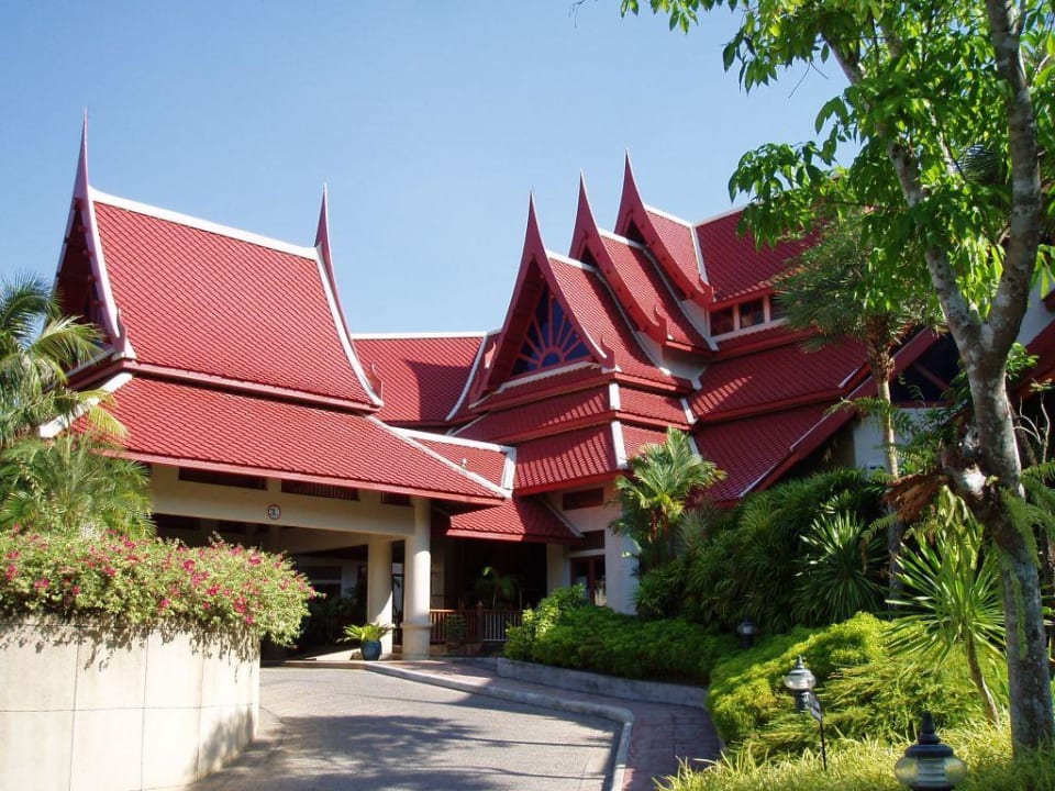 Auffahrt zum Hotel Chada Thai Village Resort