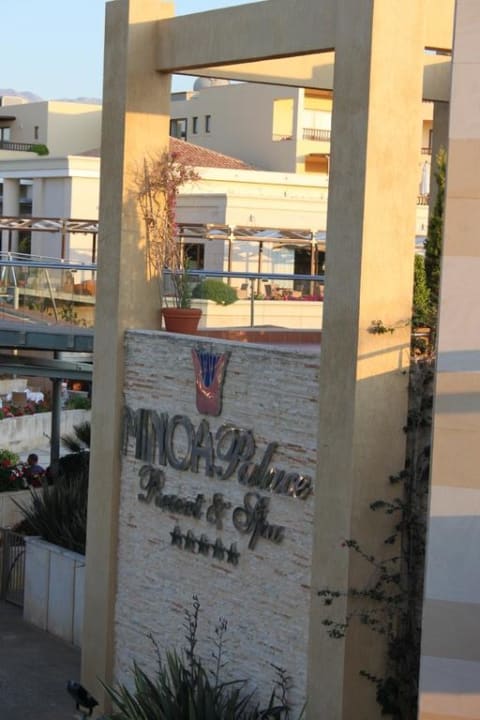 Beim Eingang zur Hotelanlage Minoa Palace Resort