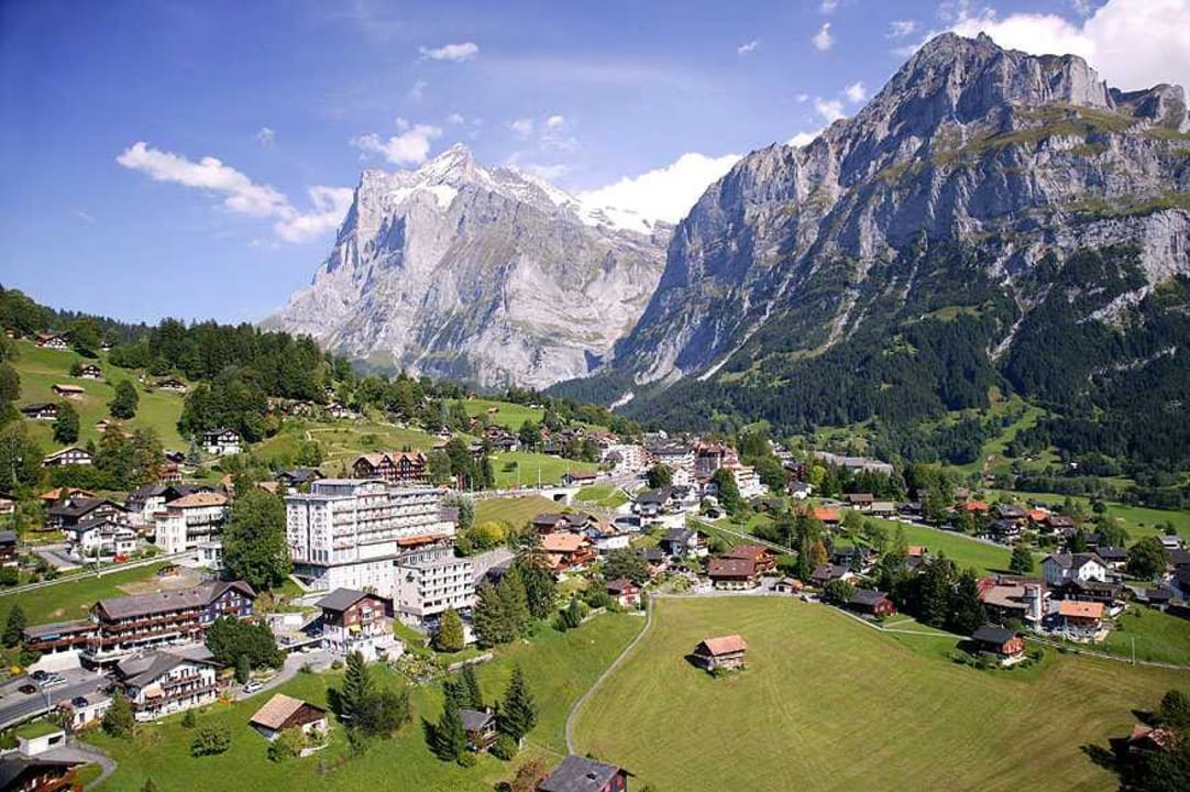 Hotel Belvedere und umliegende Berge Belvedere Swiss Quality Hotel