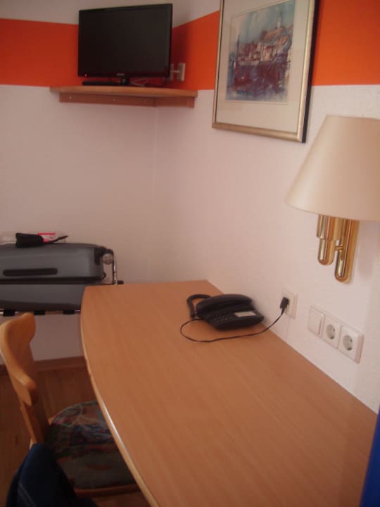 Schreibtisch mit TV-Gerät in Zimmer Nr. 12   Gasthof Rebstock