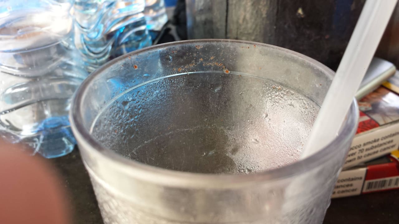 Schmutzränder an Bechern der Poolbar Royal Bereich TRS Turquesa Hotel - Adults only