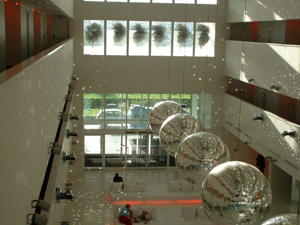 Blick von oben auf die Lobby Hotel SU & Aqualand