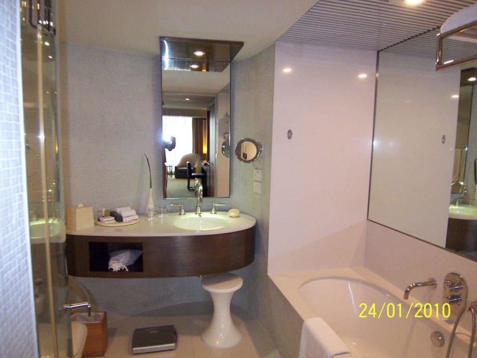 Badraum mit Dusche Movenpick BDMS Wellness Resort Bangkok