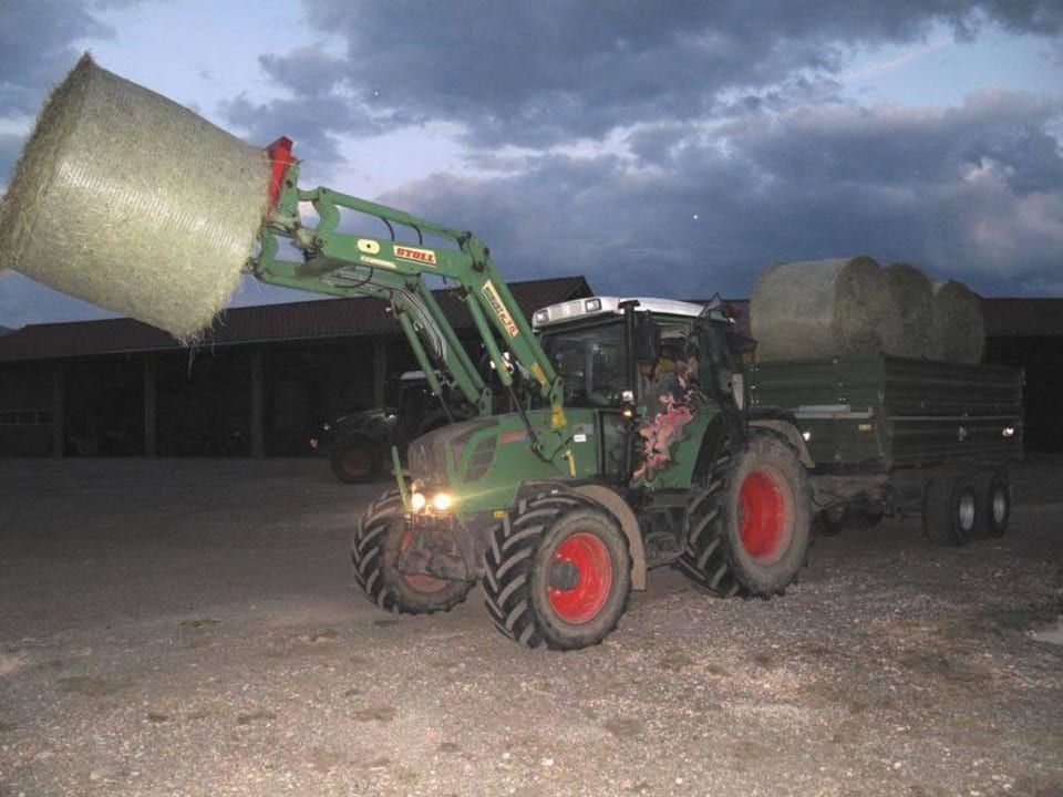 Mit dem Trecker beim Heuballenholen Ferienhof Baldauf