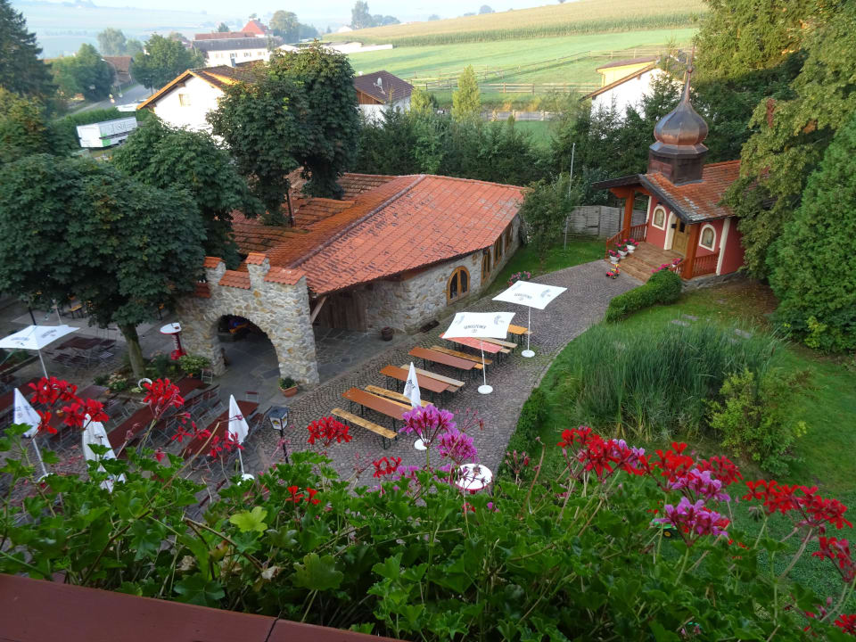 Biergarten und Kapelle Familotel Der Böhmerwald - Euer Familienhotel im Bayerischen Wald