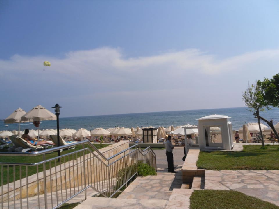 Weg zum Strand mit Strandpromenade Melas Holiday Village