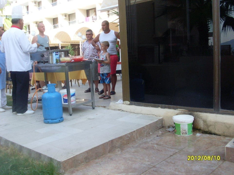 Draussen stehen irgendwelche schmutzigen Dinge Kayamaris Hotel