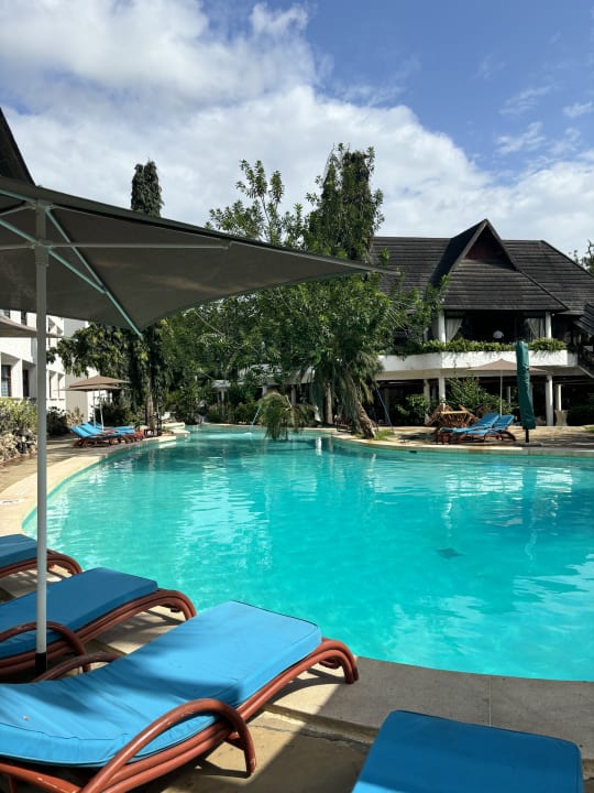 Pool Travellers Beach Hotel & Club