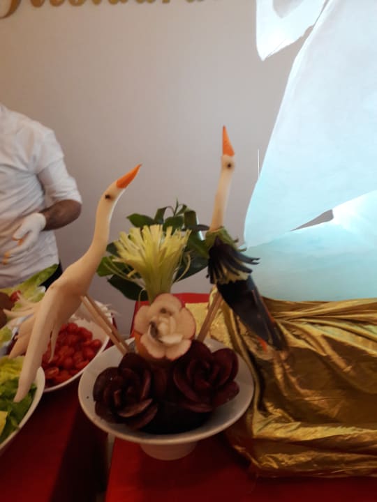 Kunstvolle Dekoration der Speisen Aydinbey Kings Palace & Spa