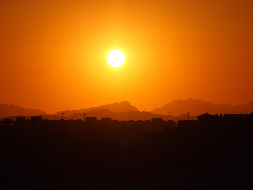 Ein wunderschöner Sonnenuntergang Jaz Dar EL Madina