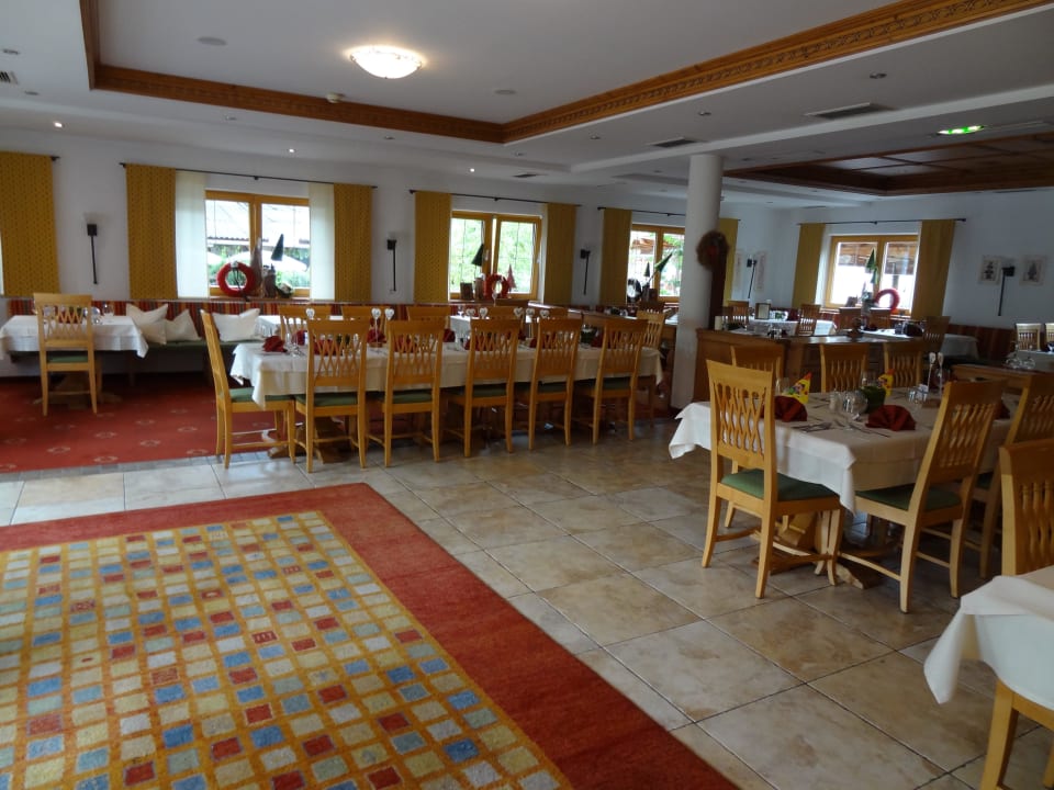 Geräumiger Speisebereich  Hotel Enzian