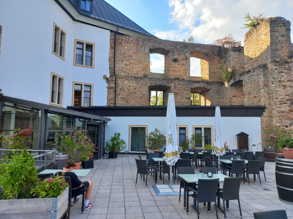 Außenansicht Burg-Jugendherberge Altleiningen