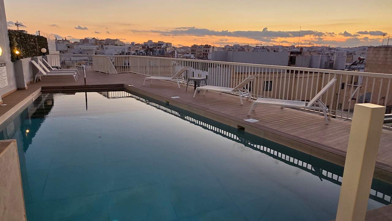 Pool The Diplomat Hotel