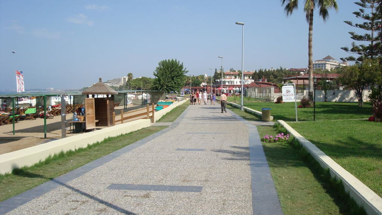 Le chemin entre l'hotel et la plage Nerton Hotel - Erwachsenenhotel ab 16 Jahren