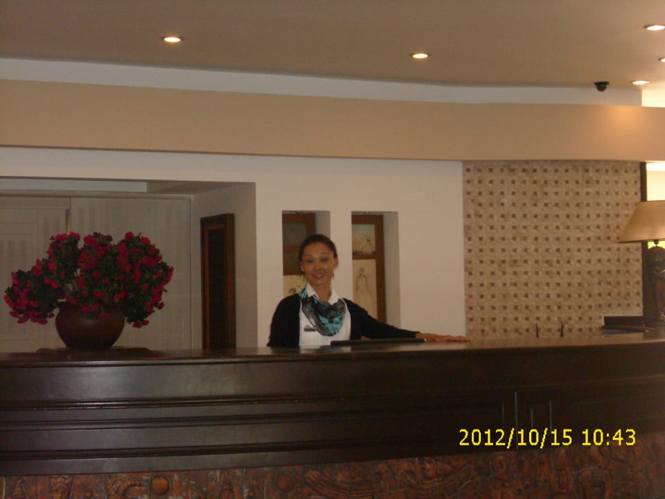 Eine von den netten Damen an der Rezeption Hotel Royal Garden Beach