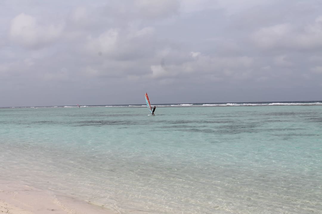 Windsurfer in der Lagune Palm Beach Resort & Spa Maldives