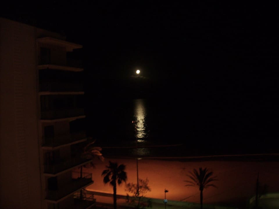 Mondaufgang aufgenommen vom Zimmer 5 Etage Sabina Hotel & Suites