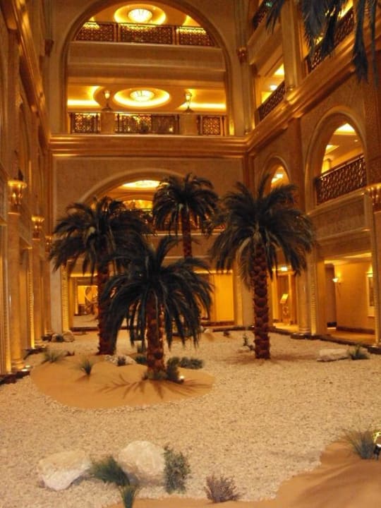 Palmen in geraumige Hotelgängen Emirates Palace Mandarin Oriental