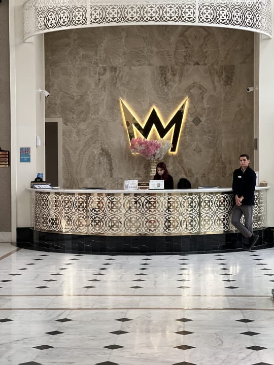 Lobby Well Palace Side