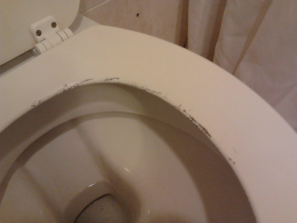 Abgenutzter WC-Sitz db San Antonio Hotel + Spa