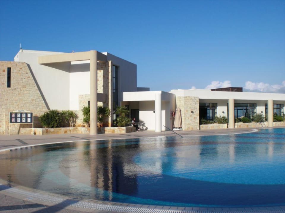 Hauptpool Hauptgebäude von hinten Grand Hotel Holiday Resort