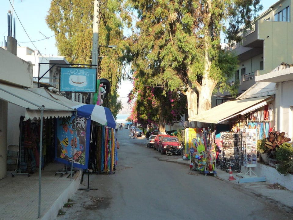 Vor dem Hotel Corissia Beach Hotel