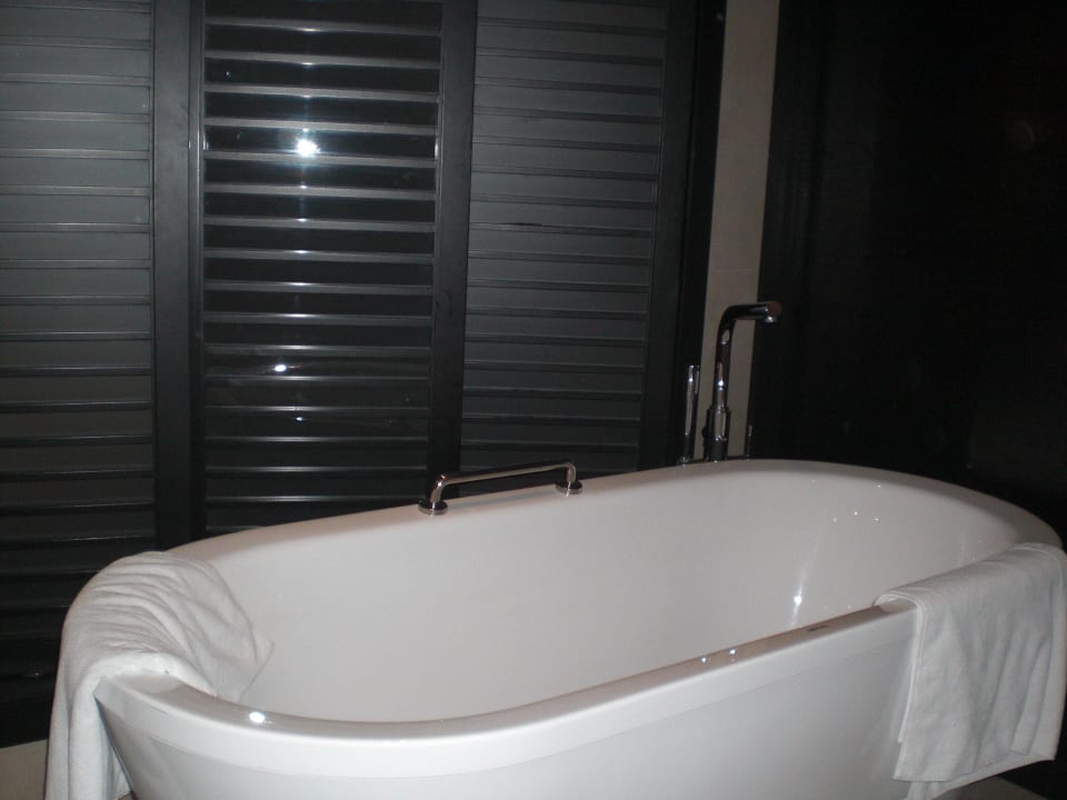 Große Badewanne im Bad Rixos The Palm Hotel & Suites