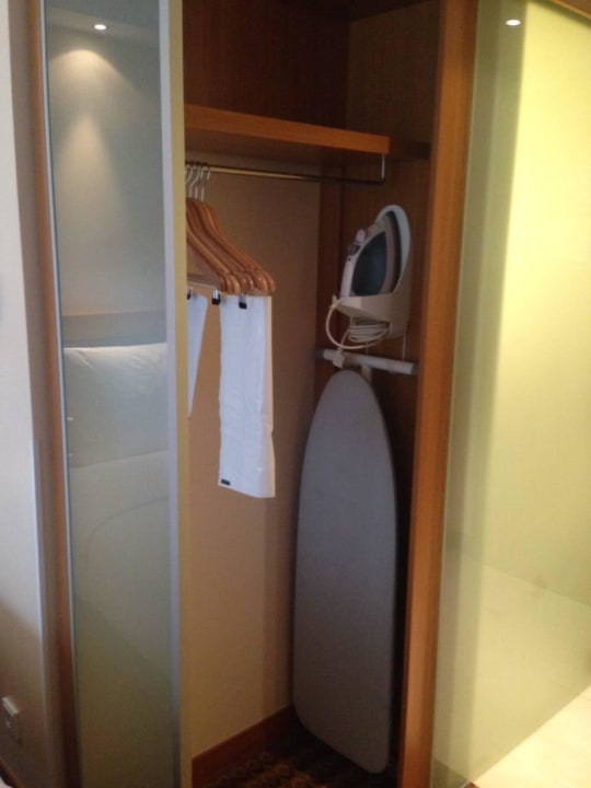 Schrank mit Bügelbrett und -Eisen Hampton by Hilton Berlin City West