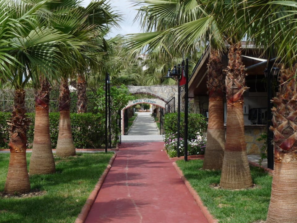 Weg zum Stran Hotel Royal Garden Beach