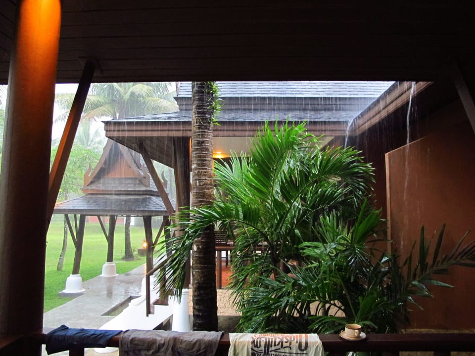 Terrasse bei Regen C&N Kho Khao Beach Resort
