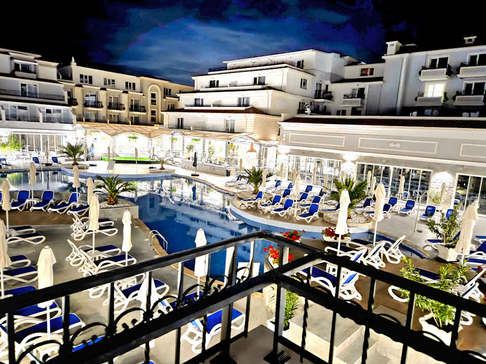 Pool Martinez Aparthotel