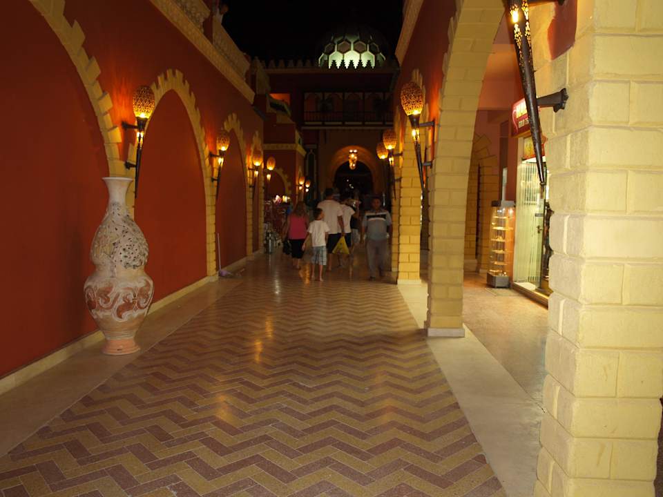Pasaż wieczorem Pickalbatros Alf Leila Wa Leila Resort - Neverland Hurghada